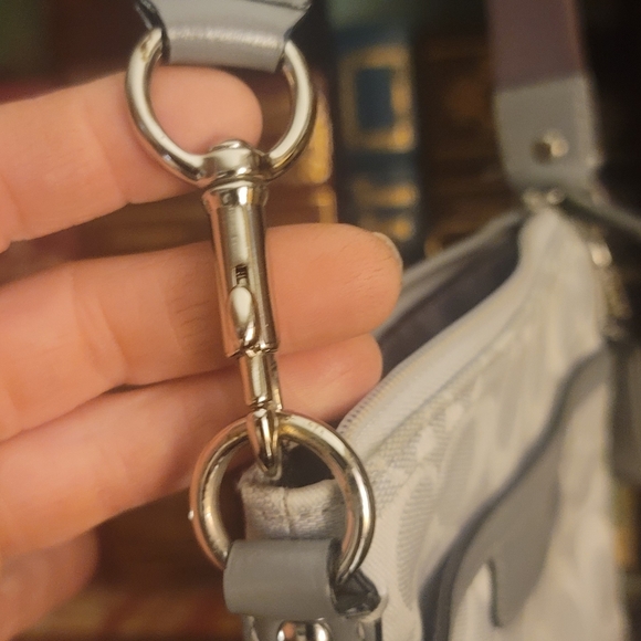 Coach cross body, shoulder purse. - Picture 4 of 8